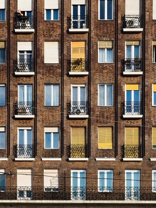 棕色混凝土公寓白天