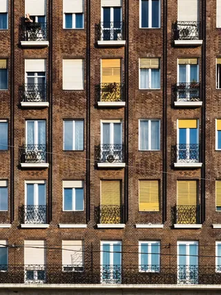 棕色混凝土公寓白天