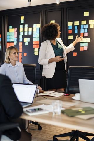 棕色桌子上的灰色和黑色笔记本电脑