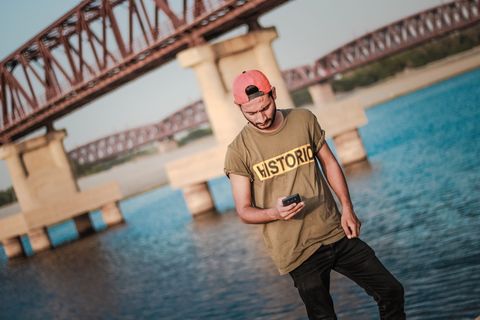 手持手机的男子