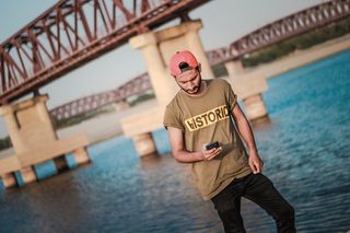 手持手机的男子