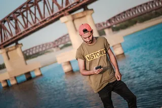 手持手机的男子