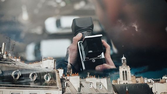 黑色单反相机和白色混凝土建筑