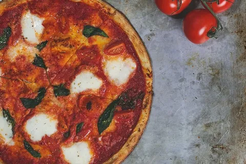 玛格丽塔披萨和新鲜番茄照片