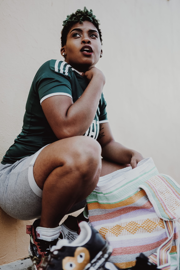 穿着绿色运动衫拿着彩色毛巾的女人