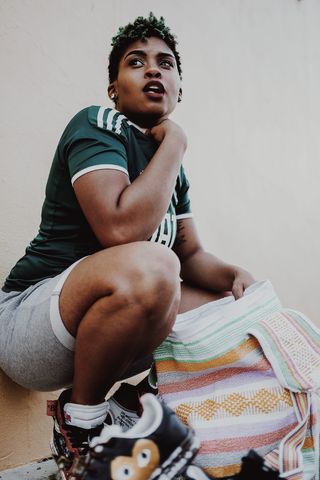 穿着绿色运动衫拿着彩色毛巾的女人