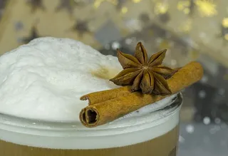 咖啡、lait咖啡、拿铁马奇亚托、香料、肉桂、肉桂棒、茴香、八角