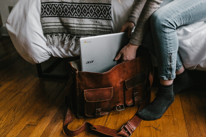 手持银色Acer Chromebook笔记本电脑的人