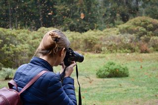 手持单反相机的女性