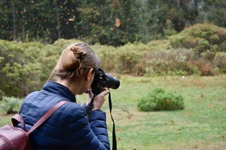 手持单反相机的女性