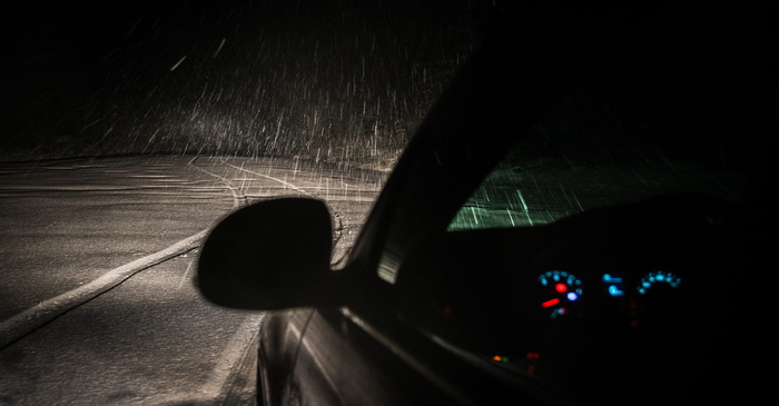 夜间下雨时道路上的黑车