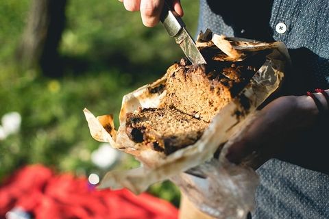 男人切香蕉面包