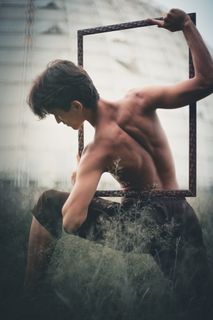 男子与框架合影 男子与框架合影