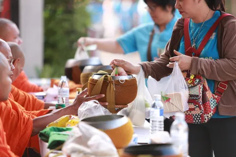 携带塑料袋的妇女 携带塑料袋的妇女