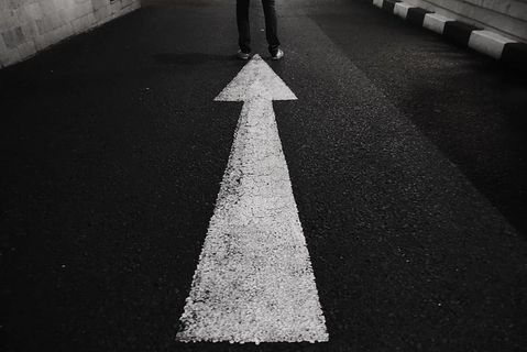 街道、脚、腿、箭、方向、夜晚、站立、沥青