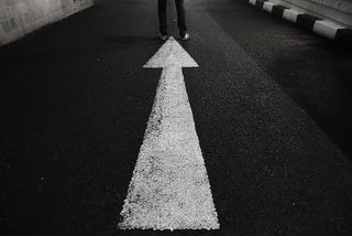 街道、脚、腿、箭、方向、夜晚、站立、沥青