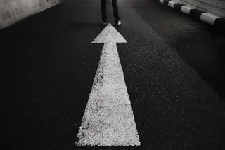 街道、脚、腿、箭、方向、夜晚、站立、沥青