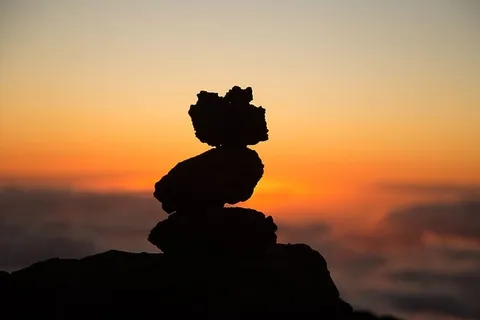 日落时一堆岩石的轮廓 日落时一堆岩石的轮廓