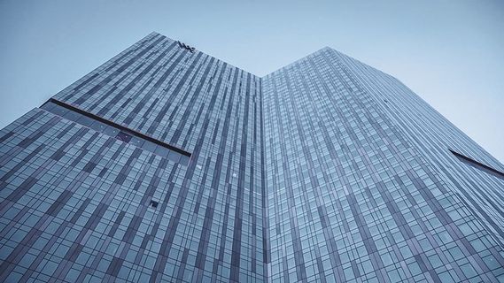 玻璃幕墙建筑的低角度拍摄