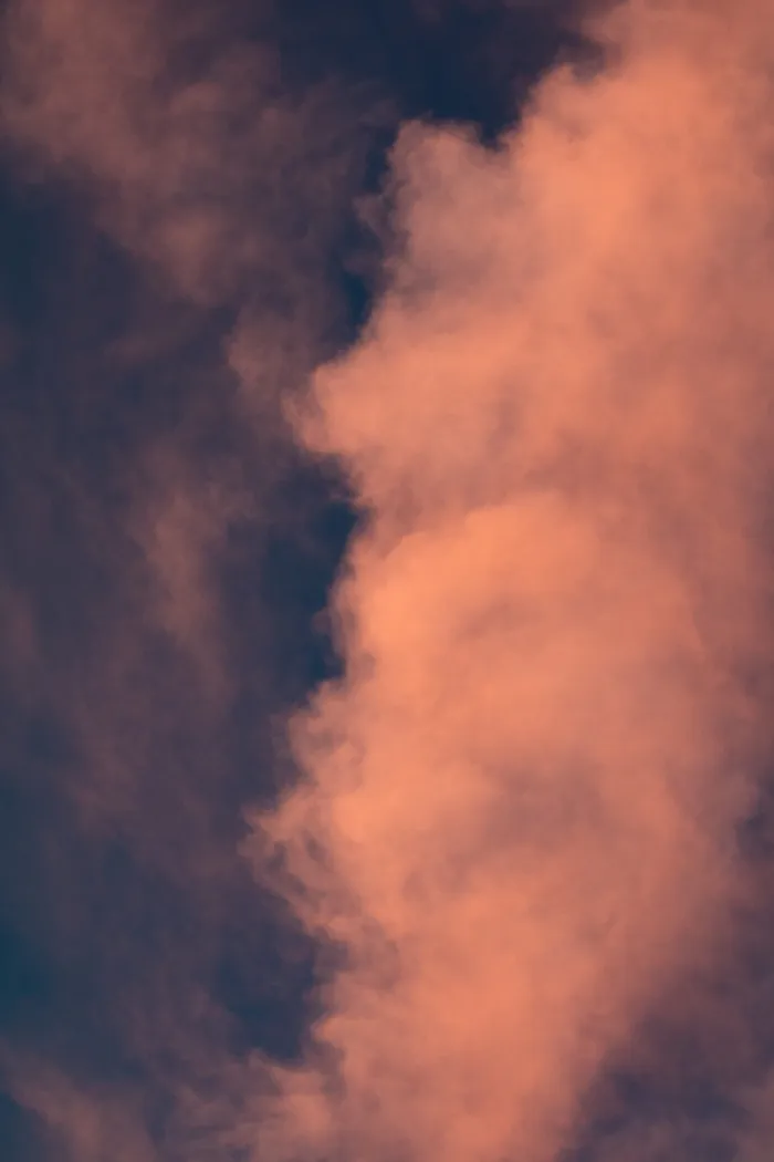 黄昏时白云的低角度照片