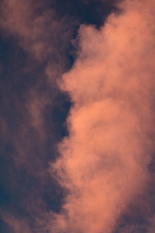 黄昏时白云的低角度照片