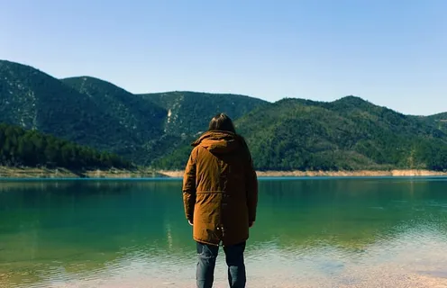 女人,站着,前面,身体,水,山,蓝,天 女人,站着,前面,身体,水,山,蓝,天