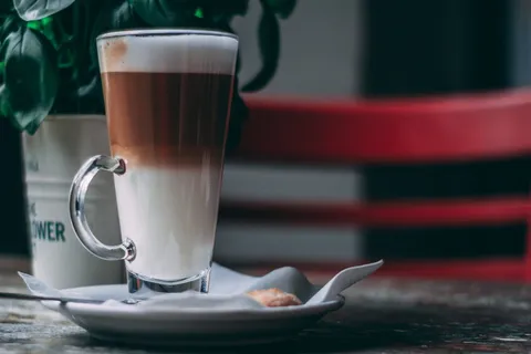 白色陶瓷酱汁香草巧克力脆饼