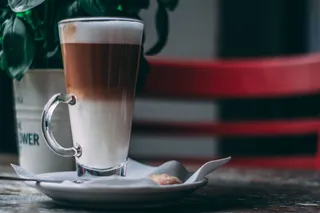 白色陶瓷酱汁香草巧克力脆饼