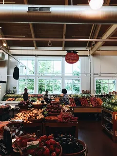 一群人在水果区的集市里 一群人在水果区的集市里