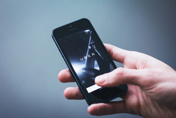 person，holding，black，iphone 5，app，apple，hand，ios