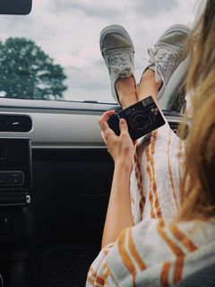 漂亮，女人，汽车，摄影师，抬起脚，鞋子，冰凉，放松