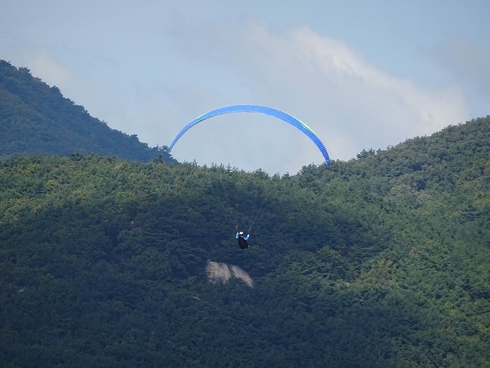 滑翔伞、彩虹、自然、运动、飞行、空中、白天、鸟瞰