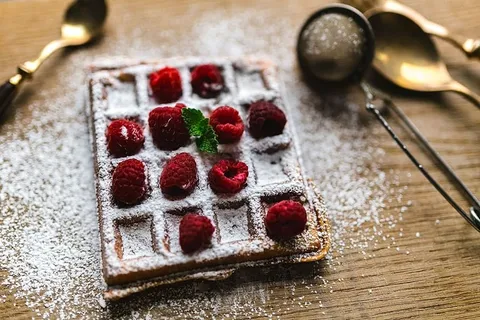 早餐华夫饼配新鲜覆盆子和糖粉 早餐华夫饼配新鲜覆盆子和糖粉