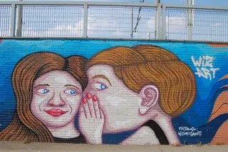 描绘一个男人在女人耳边低语的壁画。