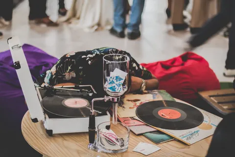 桌子上的长柄玻璃