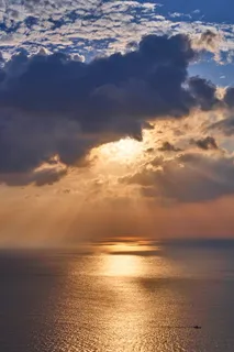 阳光下被云层覆盖的海景 阳光下被云层覆盖的海景