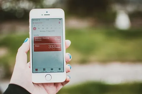 手持Iphone 5s的人