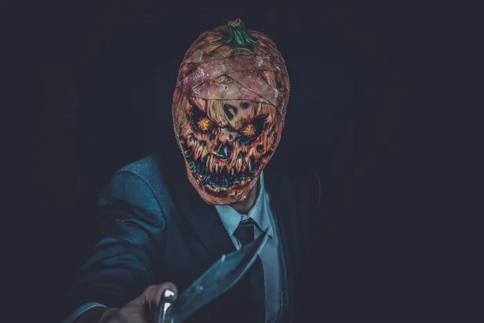 人，黑色，外套，手持，银色刀，穿着，橙色，吓人