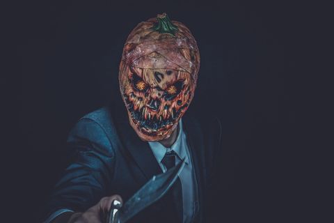 人，黑色，外套，手持，银色刀，穿着，橙色，吓人