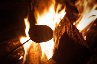 火, 火焰, 篝火, 人类, 人, 食物, 高脚杯, 玻璃