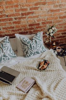 一间漂亮的女人卧室，里面有一束美丽的花