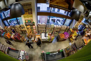 三个人在市场上行走