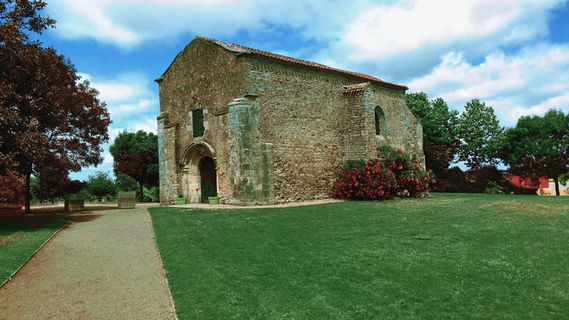 树旁的石头房子