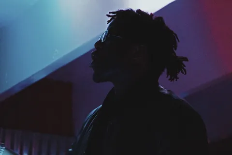 男人，站着，看着，东方，人们，长发绺，阴影，黑暗