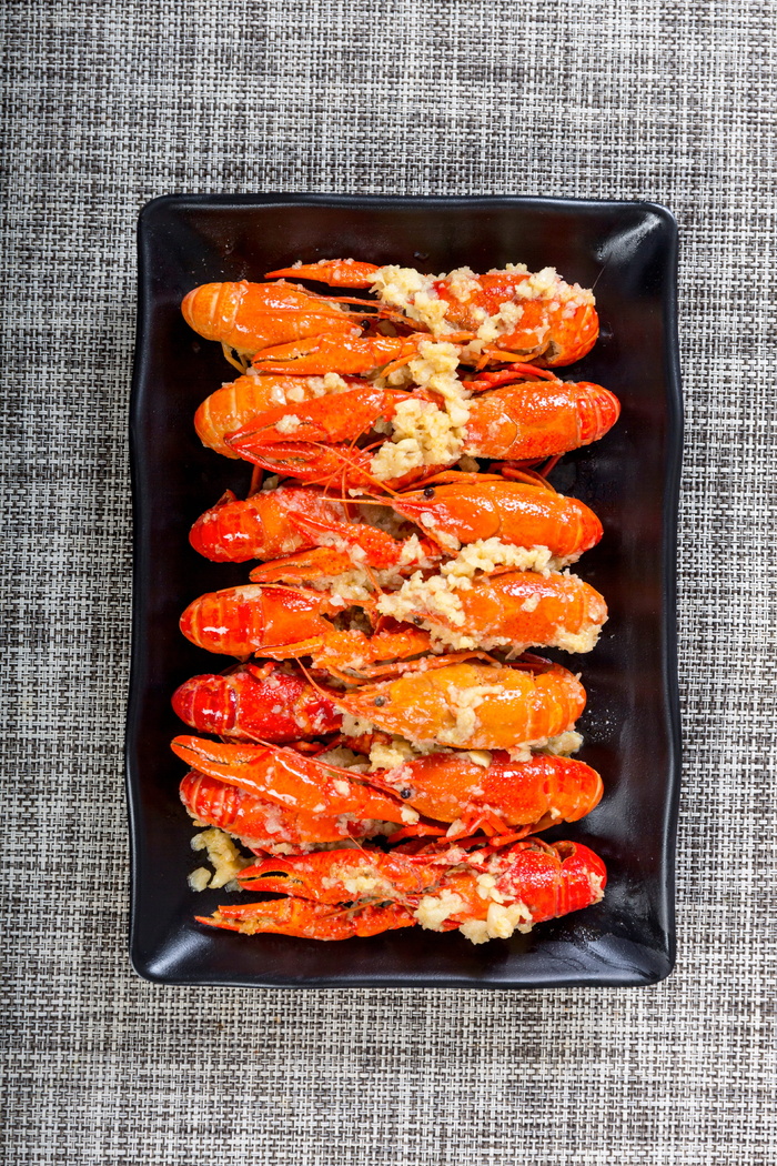 食物，烹饪，晚餐，午餐，晚餐，大蒜小龙虾，食物和饮料，直接在上面