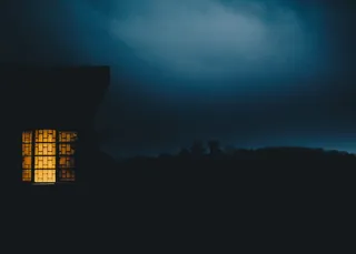 半月，可怕的房子，超自然的活动，黑暗，午夜的梦，天空，剪影，建筑