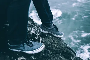 人，男人，鞋子，鞋底，水，海洋，海洋，海滩