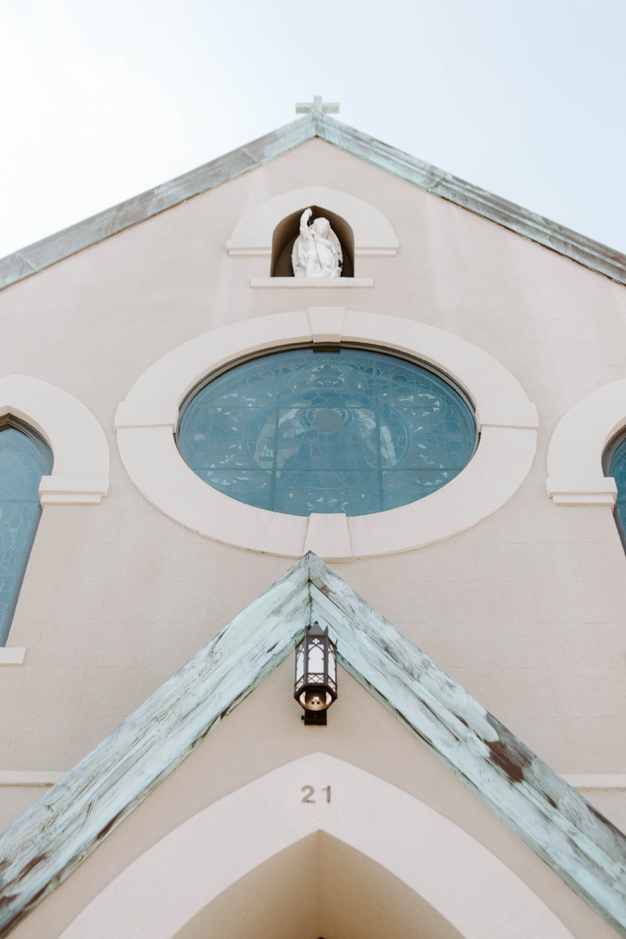 蓝天下的白色和蓝色混凝土大教堂