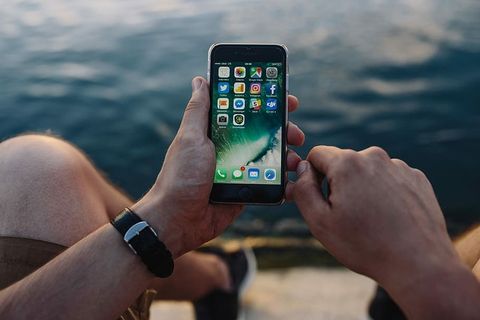 在海边，人们手里拿着手机