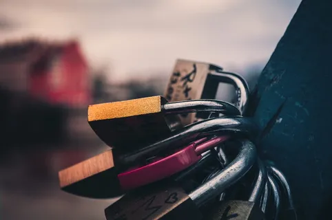 锁的浅聚焦照片